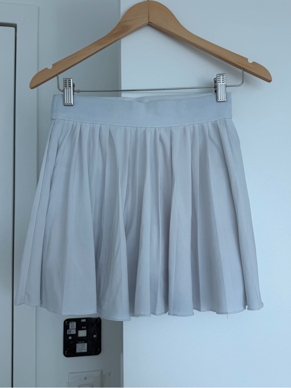 Aritzia TNAction white pleated skirt